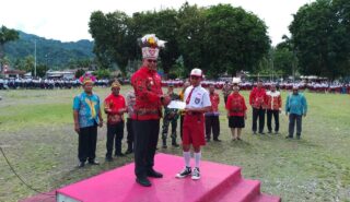 Pj Bupati Yapen Berikan Suprise Kepada Siswa Mampu Melafalkan Pancasila Saat Hardiknas