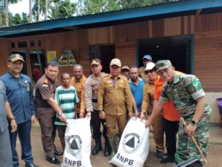 PJ Bupati Yapen dan Dinsos Papua Salurkan Bantuan 1.500 Paket Sembako Terdampak Banjir dan Longsor