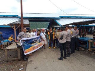 Jumat Curhat Polres Kepulauan Yapen Bersama Masyarakat di Pasar Aroro Iroro Serui