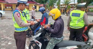 Hunting Sat Lantas Polres Yapen Gencar Berikan Himbauan Kepada Masyarakat Tertib Berlalu Lintas