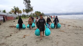 Peduli Lingkungan, Jurnalis Antara dan Rumah Bakau Jayapura Bersihkan Sampah di Pantai Holtekamp