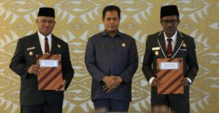 Serahkan SK Perpanjangan Jabatan 2 Kepala Daerah, Rumasukun: Dilarang Mutasi ASN