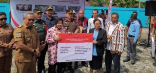 Kunker di Yapen Mensos Tri Rismaharini, Serahkan Sejumlah Bantuan Ada Ternak Bibit Babi 1.000 Ekor