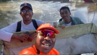 Maximus Gladiator Papua Blusukan Bersama Tim Bagikan Sagu ke 8 Kampung Pesisir Mimika