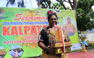 Jaga Hutan Manggrove 10 Tahun, Petronela Meraudje Dianugerahi Kalpataru 2023 Dari Menteri LKH
