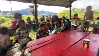 Satgas Yonif RK 115 ML Ajarkan Hidup Sehat Kepada Anak-anak di Puncak Jaya