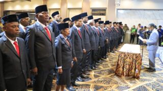 Pj Walikota Frans Pekey Lantik 13 Badan Permusyawaratan Kampung di Kota Jayapura