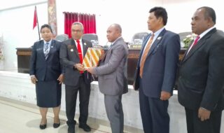 PJ Bupati Yapen Berikan Tanggapan Pada Sidang LKPD Tahun 2023