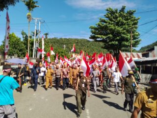 Launching Pengibaran 10 Rb Merah Putih PJ Bupati Yapen Pimpin Upacara Hingga Konvoi Serahkan Bendera
