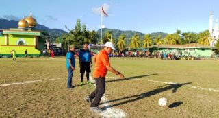 Kick Off, PJ Bupati Cyfrianus Mambay Buka Turnamen  Sepak Bola Tingkat Distrik Menyongsong HUT Ke-78 RI