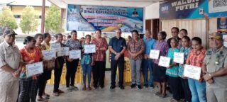 Mama-mama Papua Pedagang di Bandara Stevanus  Rumbewas Dapat Bantuan Modal Usaha Dari Pemkab Yapen