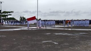 Walaupun Diguyur Hujan Pengibaran Bendera Peringatan Proklamasi di Kabupaten Raja Ampat Berjalan Sukses