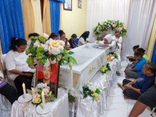 Mantan Sekda Yapen Tutup Usia, Erny Tania: Kiranya Almarhum Mendapat Tempat di Surga Yang Kekal