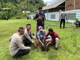 Dukung Program Polri Penghijauan Sejak Dini, Kasi Humas Polres Raja Ampat Bersama Jurnalis Tanam Pohon
