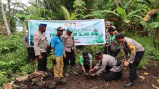 Peduli Lingkungan, Polres Kepulauan Yapen Tanam 200  Bibit Pohon Berbagai Jenis di Pantai Rambai