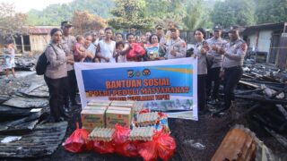 Kapolres Yapen AKBP Herzoni Saragih Salurkan Bansos Kepada Warga Korban Terdampak Kebakaran Warari