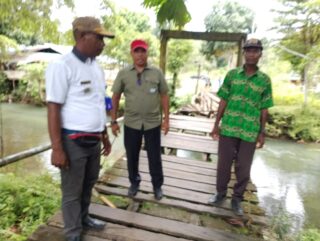 Respon Keluhan Masyarakat, PJ Bupati Yapen Tinjau Jembatan Rusak Akibat Banjir di Distrik Ampimoi