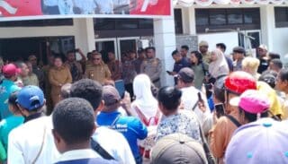 PJ Bupati Cyfrianus Mambay Temui Ratusan Honorer Datangi Kantor BKPSDM Kepulauan Yapen
