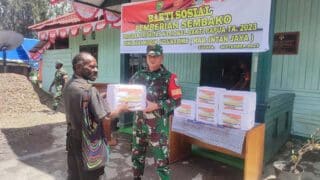Program TNI, Masyarakat Sugapa Intan Jaya Diberi Bantuan Sembako
