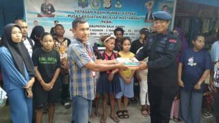Kado Diakhir Jabatan, Ipda Sila Iskandar Serahkan Sejumlah Bantuan Perlengkapan Belajar di PKBM Raja Ampat