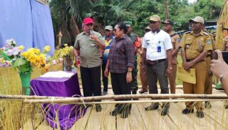 PJ Bupati Yapen Cyfrianus Mambay Canangkan Pembangunan SMP Negeri Randawaya