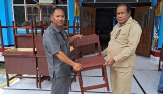 Peduli Pendidikan di Yapen, Politisi Gerindra Roy Palunga  Bantu 20 Pasang Meja dan Kursi
