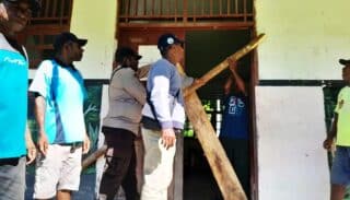 Upaya Pendekatan Kadistrik Ampimoi, Palang SD dan Puskesmas Randawaya Dibuka