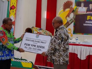 PJ Bupati Yapen Welliam Manderi Buka FGD YPK Sekaligus Serahkan Bantuan Hibah Rp 300 Juta