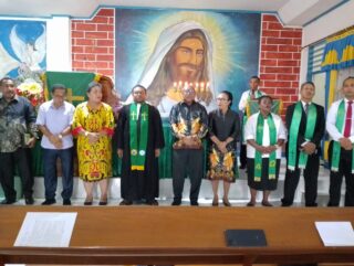 Berbagi Rasa Dengan Warga Binaan, PJ Bupati Welliam Manderi Ibadah Minggu di GKI Patmos Lapas Serui