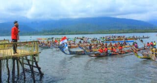 Lestarikan Budaya dan Tradisi, Erensias Ruamba Sukses Gelar Lomba Dayung di Teluk Ampimoi