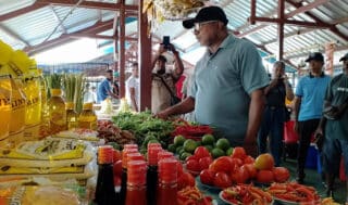 Menghadapi Nataru, PJ Bupati Yapen Welliam Manderi Sidak Pasar Aroro – Iroro, SPBU dan RUSD Serui