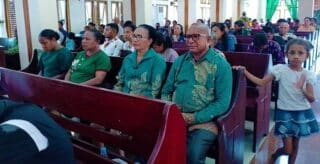 PJ Bupati Yapen Welliam Manderi Bersama Istri Ibadah Minggu di GKI Efata Tarau