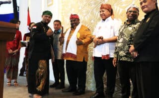 Mendapatkan Keistimewaan, Kenius Kogoya Dinobatkan Sebagai Warga Kehormatan Pasundan Papua