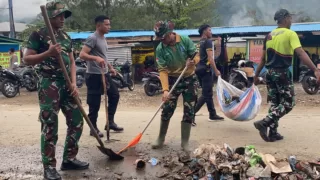 Cegah Bencana Banjir, Kodim 1709 Yawa Karya Bakti Pembersihan Areal Pasar Serui