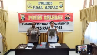Satresnarkoba Polres Raja Ampat Amankan Anak Dibawa Umur Pembawa Paket Ganja Seberat 807,91 gram