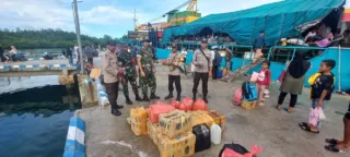 Tim Gabungan TNI-Polri di Raja Ampat Berhasil Menyita 300 Liter Miras Lokal Dari Penumpang KM Kiney