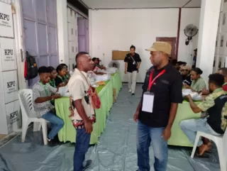 Penyortiran dan Pelipatan Surat Suara Pemilu 2024, KPUD Yapen Libatkan Pemuda Gereja