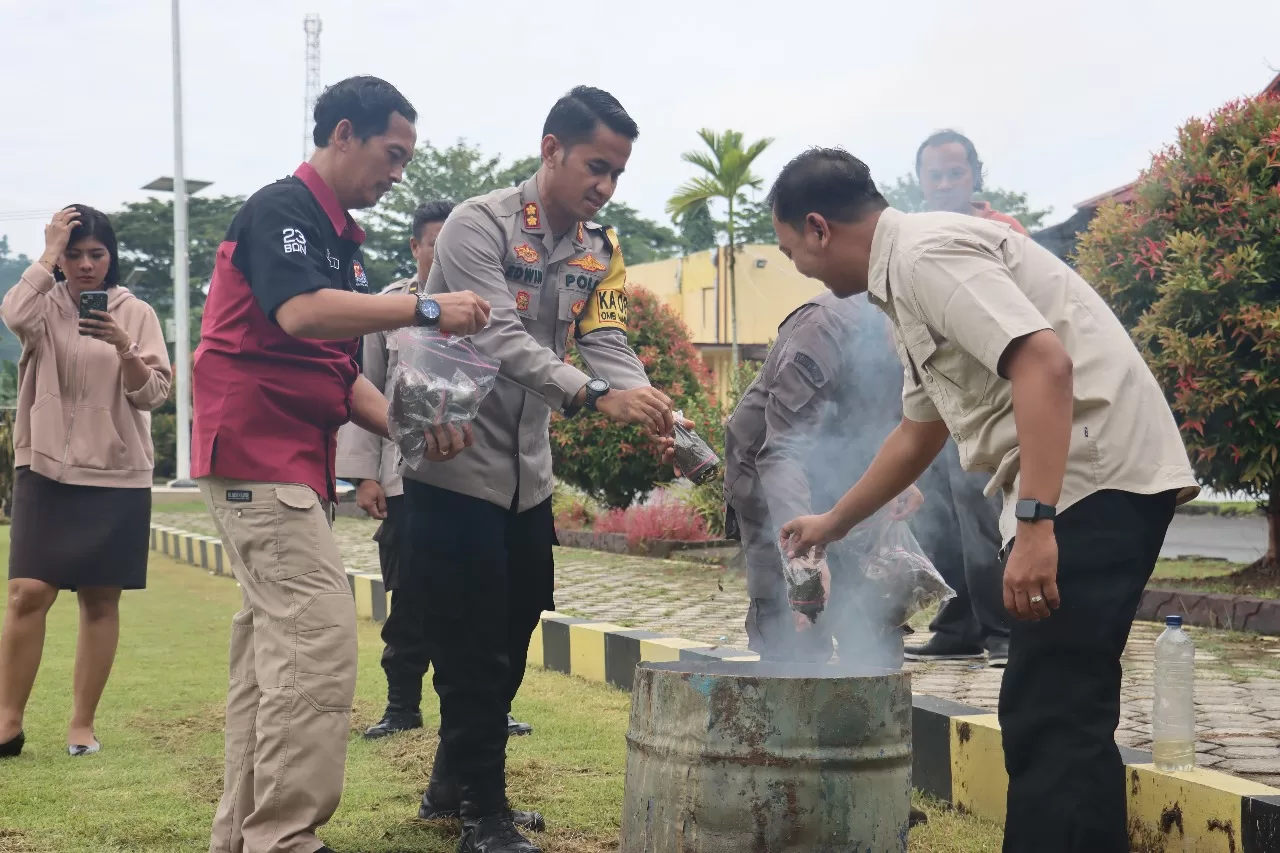 Resnarkoba Polres Raja Ampat Berhasil Ungkap Peredaran Ganja Seberat 946,06 Gram Via Jasa Pengiriman