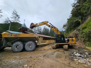 Tim PT. Freeport Bersihkan Dampak Longsor, Gereja Banti 2 Kembali Aktif