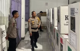 Kapolres Kepulauan Yapen Tinjau Gudang Logistik KPU Guna Pastikan Kesiapan dan Pengamanan Pemilu 2024