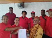 Alpius Toam Pertama Datang Ambil Formulir Pendaftaran Bacabup di PDIP