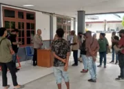 Warga Gelar Aksi Demo di Kantor Bupati Keerom, Minta Sekda Trisiswanda Dibebaskan Dari Tuntutan Korupsi
