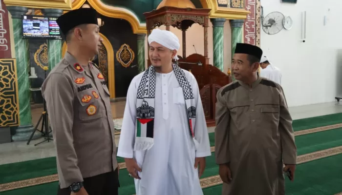 Silaturahmi di Masjid Agung Darussalam Serui  Kapolres Yapen Sampaikan Pesan Kamtibmas kepada Para Jamaah