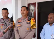 Puluhan Personel Polres Yapen Dikerahkan Untuk Pengamanan Pendaftaran Cabup dan Wabup di KPU
