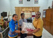 Ketua Alumni Otniel Deda Salurkan Bantuan Alat Tulis kepada Siswa SMP YPPK Santo Paulus Abepura