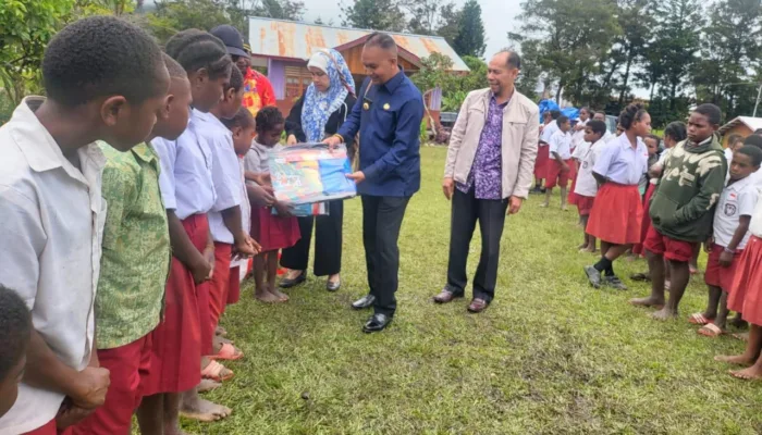 Pemprov Papua Pegunungan Bantu Peralatan Sekolah Anak-Anak SD YPPK Santo Stevanus Sinatma