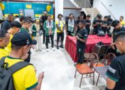 Optimis Bantai Papua, Gubernur Velix Doa Bersama Dengan Atlit Sepak Bola Putra