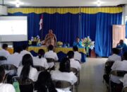 Apresiasi Diberikan Kepada Benyamin Arisoy Saat Memaparkan Tata Kelola Dana Otsus di STIKIP PGRI Papua Serui