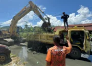Usai Kerja Drainase di Organda, Matius Fakhiri Kembali Kirim Excavator Bersihkan Kali Belakang Youtefa