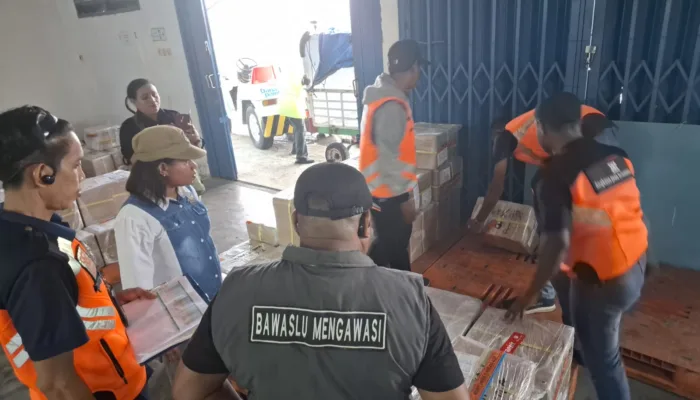 42 Koli Logistik Pilkada Tiba di Biak, Segera Dibawa Ke Serui Dalam Pengawasan Bawaslu Yapen